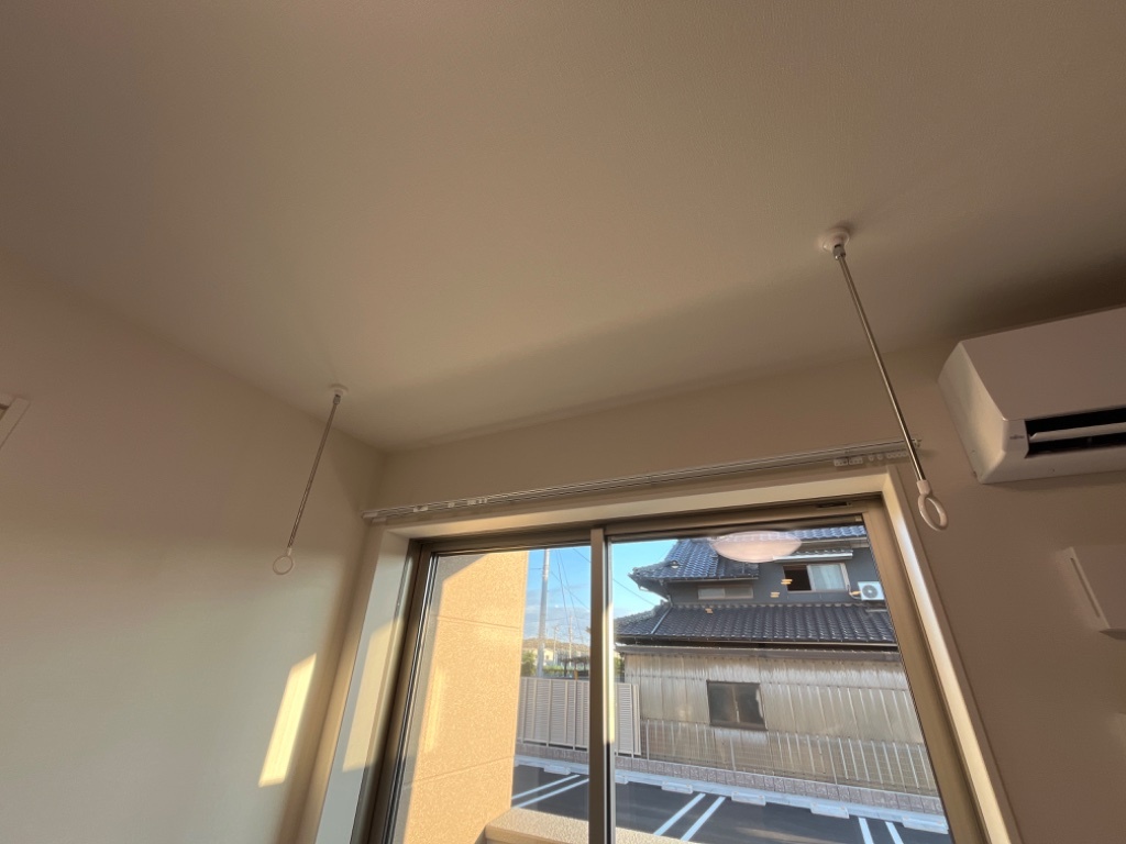 居室の室内物干しと窓