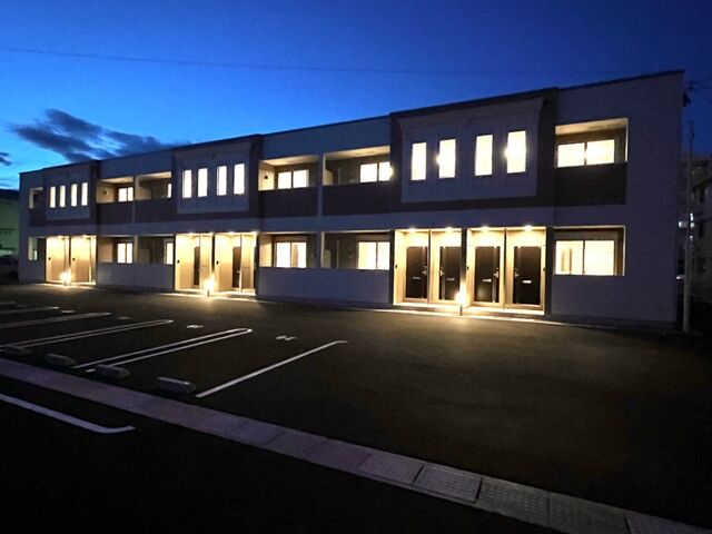 メゾン ロゼオ F の夜の外観